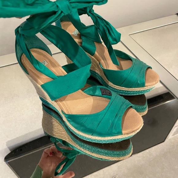 Beautiful Green tie up wedges - Picture 2 of 4